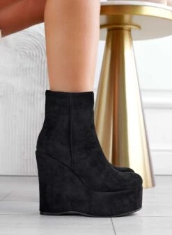 Stivaletti Tronchetti Neri Scamosciati Con Zeppa -Negozio al dettaglio Alexoo 02 ae9791e7 f2bb 42f9 8cf7 b9655c1bbf04