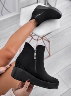 Stivaletti Neri Con Zeppa E Zip Laterale