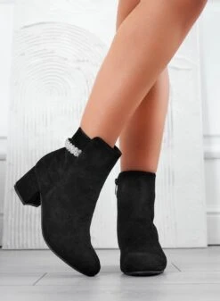 AZAR - Stivaletti Tronchetti Neri Con Fascia In Strass -Negozio al dettaglio Alexoo 05 d7c97a92 fc64 4e4e ae1b 07f7a2af9567