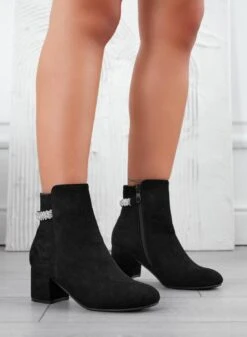 AZAR - Stivaletti Tronchetti Neri Con Fascia In Strass -Negozio al dettaglio Alexoo 06 05ffdb6f dcd7 4d9b 8771 1da5e1252d4f