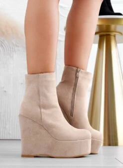 Stivaletti Tronchetti Beige Scamosciati Con Zeppa -Negozio al dettaglio Alexoo 09 db181f48 d4d9 41ef 995a 9ae91466d737