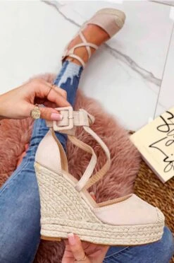Espadrilles Nude Con Zeppa E Fasce Ad Incrocio -Negozio al dettaglio Alexoo 10 8 219 e926a3ca bf85 4e16 8766 bd046b14cae6
