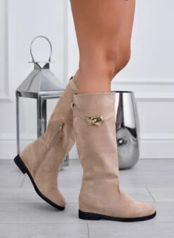 ARENA - Stivali Beige Scamosciati Con Placca Oro -Negozio al dettaglio Alexoo 10 eb901e86 9068 4bc3 9c97 144983f1255c