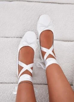 HELEN - Ballerine Bianche Con Lacci In Raso -Negozio al dettaglio Alexoo 11 12608a1a 7648 4747 8a39 2222d51786ce