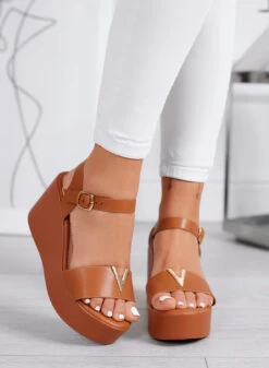 FABIANA - Sandali Camel Con Zeppa E Dettaglio V Oro -Negozio al dettaglio Alexoo 11 153b0f5a 4a9a 423a ae89 45126bde529e