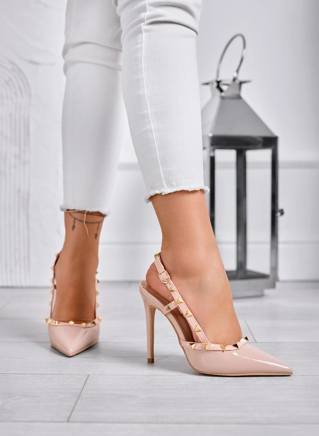 KIMM - Décolleté Nude Slingback Con Borchie Oro E Tacco Alto 2 KIMM - Décolleté Nude Slingback Con Borchie Oro E Tacco Alto - immagine 2