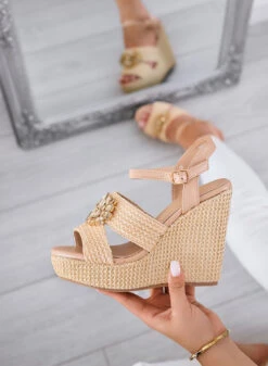 SABRINA - Sandali BeigeZeppe Con Cinturino E Maxi Strass -Negozio al dettaglio Alexoo 12 f4b1f426 4b52 48fc a8d2 33ff0279a87b