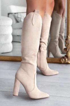 Stivali Beige Alexoo Scamosciati Con Tacco Comodo -Negozio al dettaglio Alexoo 13 05fb02f4 38cb 49d8 a4fa cfee017185b3