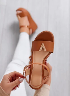 FABIANA - Sandali Camel Con Zeppa E Dettaglio V Oro -Negozio al dettaglio Alexoo 13 0ecd7ce5 b882 4069 8e54 64768a91448e