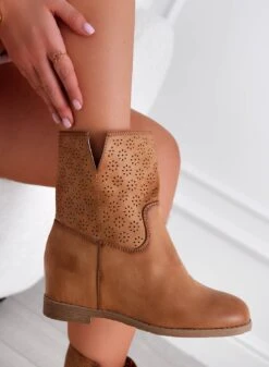 BEKY - Stivaletti Camel Traforati Con Zeppa Interna -Negozio al dettaglio Alexoo 13 4edac46a 1b53 4e2d a0d9 8c830f267636