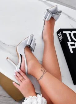 CETTY - Decolletè Grigie In Raso Con Fiocco E Strass 8 CETTY - Decolletè Grigie In Raso Con Fiocco E Strass -Negozio al dettaglio Alexoo 13 e3c66642 41a9 4bb8 903e 0c70c4a50e40