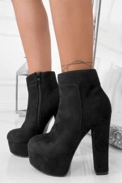 FELICIA - Tronchetti Scamosciati Con Tacco Alto Neri -Negozio al dettaglio Alexoo 14 89e8595e 77a1 4096 943e 40caaa52d917