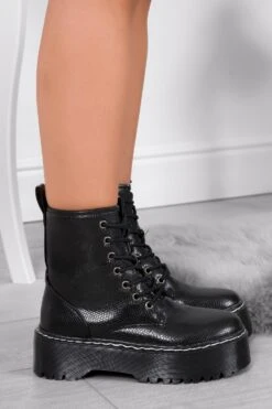 LARISSA - Anfibi Alexoo Neri Pitonati Con Suola Spessa 10 LARISSA - Anfibi Alexoo Neri Pitonati Con Suola Spessa -Negozio al dettaglio Alexoo 14 b21fdc2f 55e3 4b69 9a5e 1ae6c88f5de9