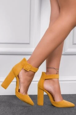 Decolletè Gialle Scamosciate Con Cinturino E Tacco Comodo -Negozio al dettaglio Alexoo 14 da803732 0169 41aa bbb4 e806f58f32fa