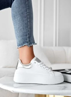 DELIA - Sneakers Bianche Con Applicazione Gioiello E Retro Argento -Negozio al dettaglio Alexoo 17 06905a03 656b 41fb 96f3 c4cf3503b4e9