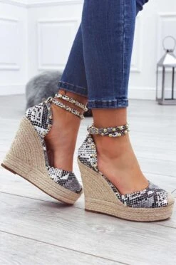 Espadrillas Pitonate Metallizzate Con Zeppa Alta E Borchie Oro 10 Espadrillas Pitonate Metallizzate Con Zeppa Alta E Borchie Oro -Negozio al dettaglio Alexoo 17 1 184 27a7b653 25d7 4b4c 8be9 b343019747d3