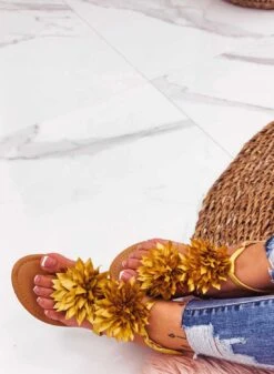 CONNIE - Sandali Infradito Gialli In Raso Con Fiore Applicato -Negozio al dettaglio Alexoo 17 9af01b5f 8d19 49a1 bd6c 7699dec7797a