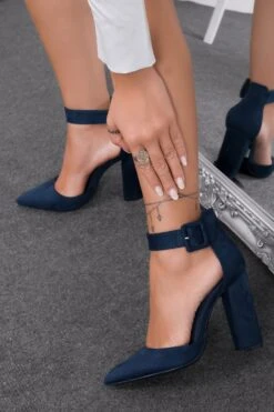 Decolletè Blu Scamosciate Con Cinturino E Tacco Comodo -Negozio al dettaglio Alexoo 18 7a71fd72 ae3c 4e3c b728 8794475c7b29