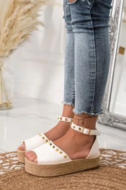 Espadrillas Bianche Con Cinturino E Borchie Oro