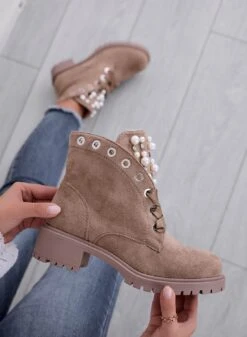 LEANNA - Stivaletti Fango Con Perle E Strass -Negozio al dettaglio Alexoo 1 c5ace02d 45ad 4552 8751 5918fbbd2e80