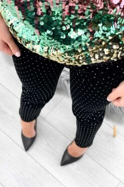 Leggings In Velluto Con Borchie Nero 7 Leggings In Velluto Con Borchie Nero -Negozio al dettaglio Alexoo 1 leggings in velluto con borchie nero 96986863 2012 4f66 93f0 28322fa230d6