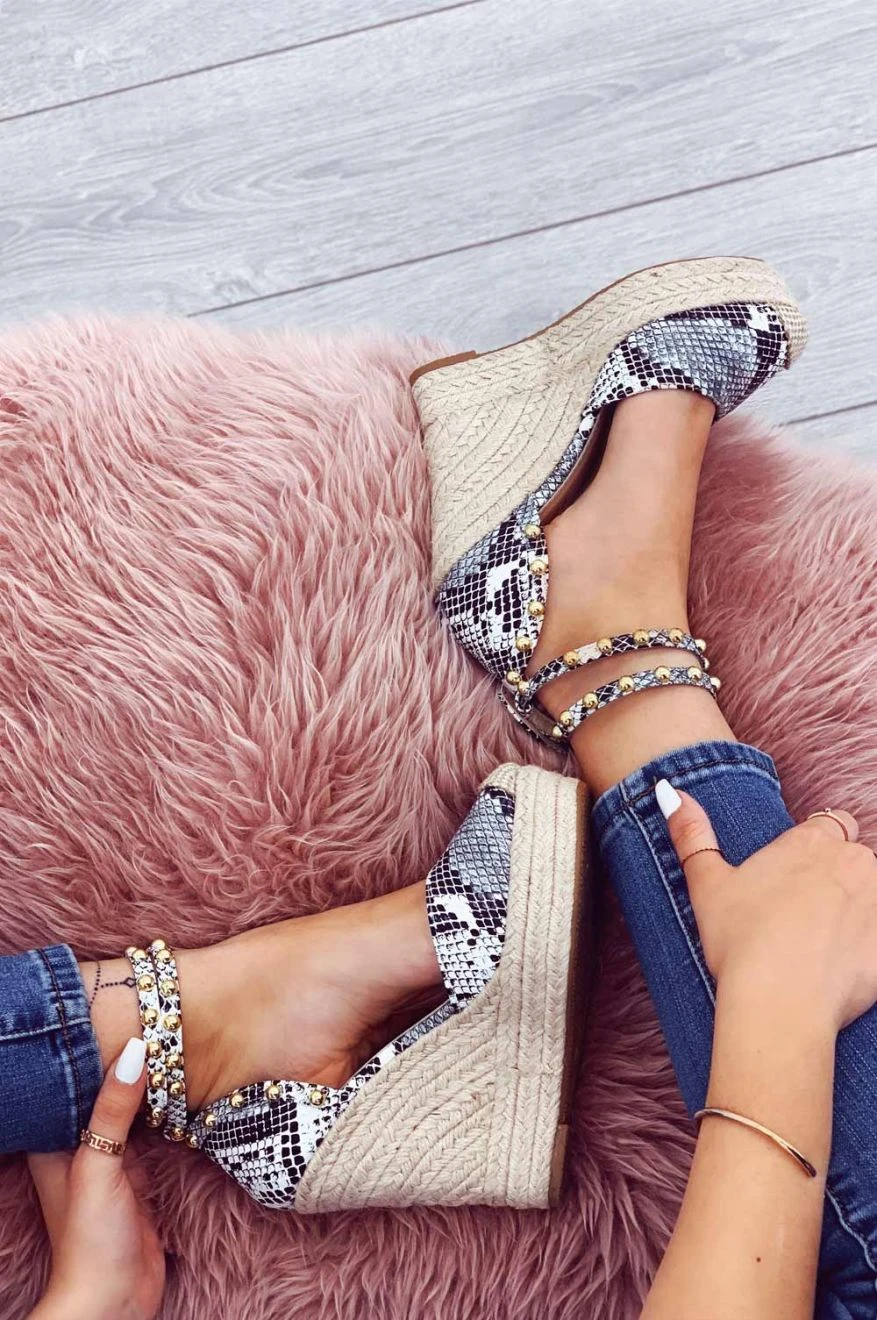 Espadrillas Pitonate Metallizzate Con Zeppa Alta E Borchie Oro 5 Espadrillas Pitonate Metallizzate Con Zeppa Alta E Borchie Oro - immagine 5