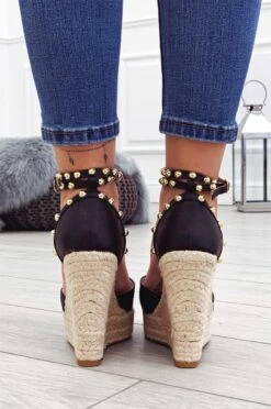 Espadrillas Nere In Finta Pelle Con Zeppa Alta E Borchie Oro 10 Espadrillas Nere In Finta Pelle Con Zeppa Alta E Borchie Oro -Negozio al dettaglio Alexoo 29 139 685d4ed4 dbba 4034 a893 347f140cf4de