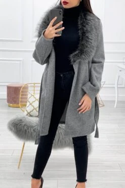 Cappotto Con Laccio In Vita E Collo In Ecopelleccia Grigio -Negozio al dettaglio Alexoo 2 12 51 b1ec5f1f ab58 4b8b 9a00 118d0cedc240