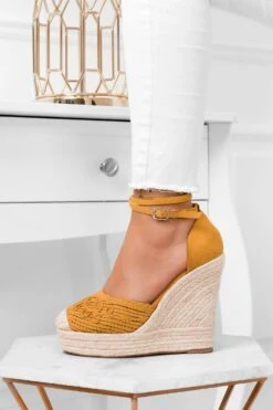 Espadrilles Gialle Con Zeppa In Corda E Ricamo -Negozio al dettaglio Alexoo 2 1660d5d8 dea9 46e1 a889 955aecaa0259