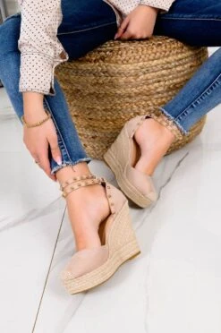 Espadrillas Nude Con Zeppa Alta E Borchie Oro -Negozio al dettaglio Alexoo 2 16 232