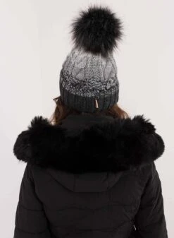 Cappello Grigio Con Imbottitura Interna E Pompon -Negozio al dettaglio Alexoo 2 2aaa48dc 204b 4eaf bc7d 02b0210b4e42