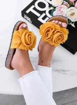 SUMMER - Sandali Gialli A Ciabatta Con Fiori Applicati -Negozio al dettaglio Alexoo 2 397bdbef 33a2 4ed7 906f 974160f38ea8