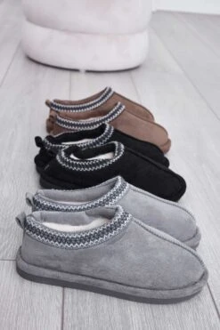 SEAL - Pantofole Nere Semichiuse Imbottite -Negozio al dettaglio Alexoo 2 482d69c9 d980 4b96 87ac 3bb69d2816ef