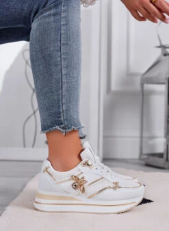 CARMEN - Sneakers Bianche Con Ape Gioiello Oro -Negozio al dettaglio Alexoo 2 67b0ed13 ecbd 41ea 9f23 f5ec493aa97e