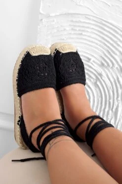 Espadrilles Nere Con Ricamo E Laccio -Negozio al dettaglio Alexoo 2 7bdf97f8 2f1d 49d4 bdd0 7c44b8fcc299
