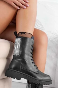 Stivaletti Anfibi Neri Con Lacci E Gioiello Sul Retro 7 Stivaletti Anfibi Neri Con Lacci E Gioiello Sul Retro -Negozio al dettaglio Alexoo 2 7c8f286d bcba 405a ae62 da3d061e94e1