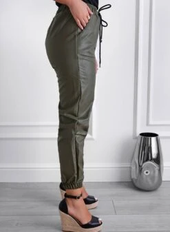 Pantalone Verde In Ecopelle Con Molla E Laccio In Vita -Negozio al dettaglio Alexoo 2 8b67ced6 92ab 492f 873a 4312a898b0da