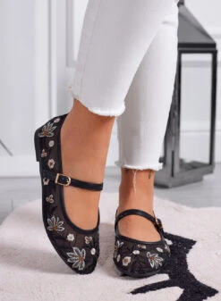 FLORA - Ballerine Nere In Velo Ricamato Con Cinturino E Dettagli Floreali -Negozio al dettaglio Alexoo 2 9d788ad1 c5cd 4195 9e76 78ebd215be64