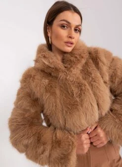 Giacca Corta In Ecopelliccia Con Cappuccio A Pelo Lungo Camel -Negozio al dettaglio Alexoo 2 a5b5eec0 262d 4fc1 a2f4 2e7ce8382c2d