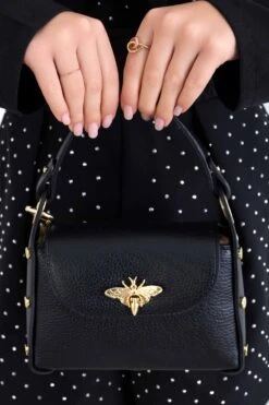 Borsetta Nera A Mano Con Borchie Oro E Tracolla Removibile -Negozio al dettaglio Alexoo 2 bd59a093 282d 453e 90b3 925439df5c84