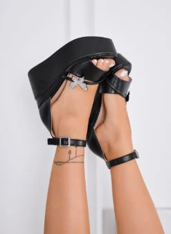 DEBORA - Sandali Neri Con Zeppa E Farfalla Gioiello -Negozio al dettaglio Alexoo 2 d903e51b 3b4f 4835 ab9d 8461f8fb896e