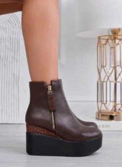 MARGHERITA -Stivaletti Marroni Con Zeppa E Strass -Negozio al dettaglio Alexoo 2 e3b9c005 1673 4951 a957 fb0baba72d17