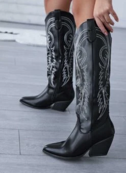 KARINA - Stivali Camperos Neri In Finta Pelle Con Ricamo Bianco -Negozio al dettaglio Alexoo 2 e7f6250b 11c0 4d42 a4d5 bbcd5ef65f73