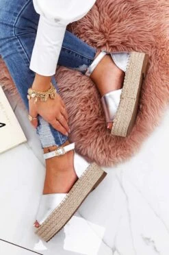 LICIA - Espadrillas Argento Metallizzate Con Zeppa E Cinturino 8 LICIA - Espadrillas Argento Metallizzate Con Zeppa E Cinturino -Negozio al dettaglio Alexoo 2 espadrillas argento metallizzate con zeppa e cinturino licia