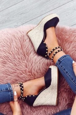 Espadrillas Nere In Finta Pelle Con Zeppa Alta E Borchie Oro 11 Espadrillas Nere In Finta Pelle Con Zeppa Alta E Borchie Oro -Negozio al dettaglio Alexoo 32 82 1024adb8 a446 41d0 9a1a 89d3e8e76c17