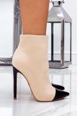 Tronchetti Beige Scamosciati Con Tacco E Punta In Vernice Nera -Negozio al dettaglio Alexoo 33 1 25