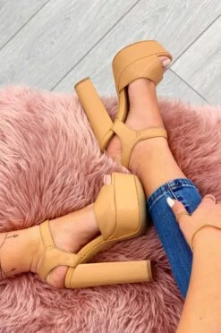 Sandali In Finta Pelle Camel Con Tacco Alto -Negozio al dettaglio Alexoo 36 46 6766689b 9ce4 437a b733 7adf765cfea6