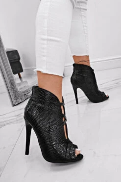 Alexoo Sandali Tronchetti Neri Spuntati Effetto Pitonato E Tacco Alto -Negozio al dettaglio Alexoo 3TronchettinerispuntatieffettopitonatoetaccoaltoFabiola