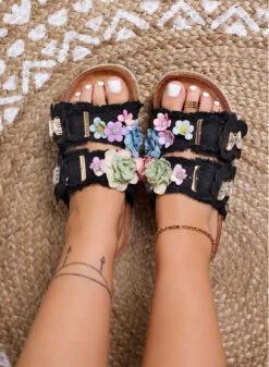 ALIBY - Sandali Neri Ciabatte Con Fiori Colorati E Dettagli Gioiello Su Suola In Sughero -Negozio al dettaglio Alexoo 3 02afbd88 4e3f 4a9f a197 44ebc7b86473