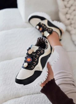 ADAMS - Sneakers Donna Nere Con Suola Spessa E Dettagli Gioiello Oro -Negozio al dettaglio Alexoo 3 0b7d1a0c 089d 4f6d a39d b9785b5ec57e